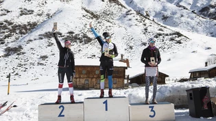 Winken vom Podest: Karin Weltert siegt vor Marlies Nipius und Susi Pfranger über die Halbmarathon-Distanz.