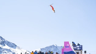 Noé Roth katapultiert sich in die Höhe. Der Luftstand beträgt bis zu 13 m.