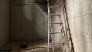 Drei Meter tief: Ein 30-Jähriger stürzte durch eine Aussparung im Rohbau auf einen Bretterboden.