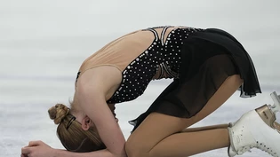 Kimmy Repond sinkt nach ihrer starken Darbietung vor Freude aufs Eis.