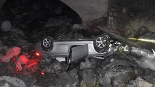 Auf dem Dach gelandet: Das Auto wurde beschädigt. Der Fahrer verletzt sich leicht.