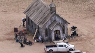 Anderthalb Jahre nach dem tödlichen Schuss auf eine Kamerafrau bei Dreharbeiten für den US-Western "Rust" soll die Arbeit an dem Film diese Woche wiederaufgenommen werden. (Archivbild)