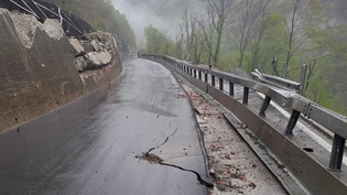 Nach Felssturz: Die Calancastrasse wurde leicht beschädigt und musste gesperrt werden.