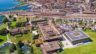 Ein Widerspruch: Die Fachhochschule Ost in Rapperswil-Jona forscht zu klimarelevanten Themen, ihre Gebäude werden aber mit Erdgas beheizt. Bilder Achiv