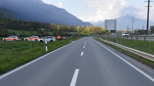 Polizei klärt Unfallursache ab: Nachdem in Trimmis ein Töfffahrer mit einem Autolenker zusammengestossen ist, kam er von der Strasse ab und stürzte auf eine Wiese. 