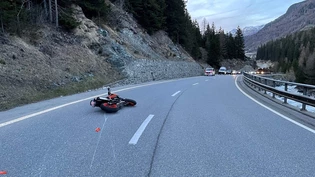 Selbstunfall: In einer Kurve prallt ein 20-jähriger Töfffahrer in die Leitplanke.