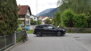 Kollision: Auf der Kreuzung Oberdorfstrasse und Dorfstrasse in Bonaduz kollidierten am Dienstagnachmittag ein Auto- und ein E-Bike-Fahrer. 