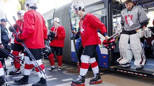 Spezielles Bild: Die Schweizer Spieler steigen bei der Trainingshalle aus ihrem Bus. 