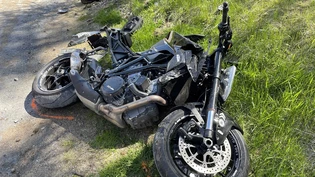 Beschädigt: Der Töfffahrer stürzte nach der Kollision und der Töff musste abtransportiert werden.