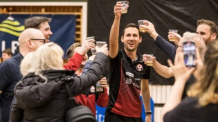 Ein Grund zum Feiern: Die erste Equipe des TTC Rapperswil-Jona (in der Bildmitte Sportchef Petr Blazek) spielt auch kommende Saison in der Nationalliga A. 