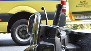 Mit dem Roller verunfallt: Ein 60-jähriger Mann gerät bei Laax in die Strassenrinne und stürzt.