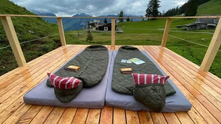 So wie bereits auf der Alp Habergschwänd hoch über dem Walensee sollen bald auch Holzplattformen zum Schlafen unter freiem Himmel in Glarus Süd entstehen.