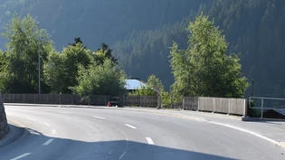 Innerorts in Rabius: In einer Linkskurve kam der Töfffahrer von der Strasse ab und geriet aufs Trottoir.