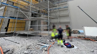 Verunfallt: Ein 44-jähriger Gerüstbauer stürzt auf einer Baustelle in Domat/Ems 4,80 Meter von einer Plattform in die Tiefe und verletzt sich mittelschwer.