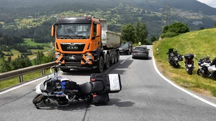 Muss ins Spital gebracht werden: Ein Töfffahrer gerät zwischen Lantsch/Lenz und Tiefencastel auf die Gegenfahrbahn, prallt in einen Lastwagen und stürzt. 