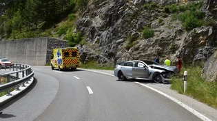 Kollision mit Felswand: In Schmitten ist ein Auto auf der Fahrt in Richtung Davos mit einer Felswand zusammengestossen. Die Rettungskräfte fanden den Fahrer leblos vor.