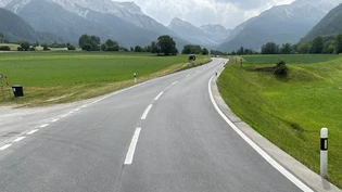 Sturz in Rechtskurve in Müstair: Ein Töfffahrer kommt in einer Rechtskurve kurz von der Strasse ab und gerät auf das angrenzende Wiesland.