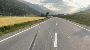 Auf der Engadinerstrasse H27: Ein Autofahrer kommt von der Strasse ab und landet im Strassengraben.