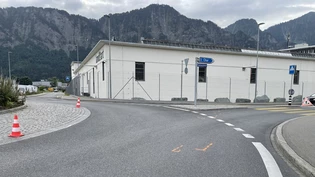 Zusammenstoss: Eine 17-jährige Töfffahrerin prallt in Landquarter Kreisel mit einem Auto zusammen und muss mit leichten Verletzungen ins Spital überführt werden.