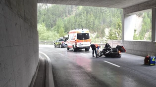 Sturz mit Folgen: Beim Töffunfall in der Galerie bei Martina zog sich die Beifahrerin Verletzungen zu. 