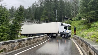 Kein Weiterkommen: Auf dem Weg ins Engadin blieb der Lastwagenfahrer stecken. 