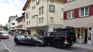 Auf der Voa Principala: In Lenzerheide kollidieren zwei Autos und blockieren die Strasse.