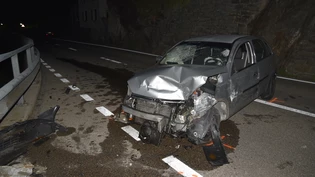 Auto beschädigt: Der Autofahrer prallte in eine Stützmauer und in eine Leitplanke und kollidierte mit einem Töff.