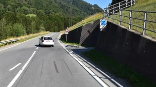 Vortritt missachtet in Schiers: Der Velofahrer kollidierte mit der rechten Seite des Autos. 