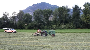 Während der Arbeit: Der Jugendliche wurde vom hinteren linken Rad des Traktors überrollt. 