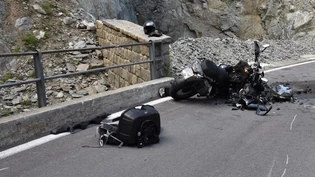 Vor Ort verstorben: Für den 74-jährigen Töfffahrer kam jede Hilfe zu spät. Trotz medizinischen Massnahmen erliegt er seinen schweren Verletzungen.