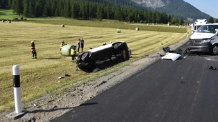 Ein Todesopfer und drei Verletzte: So sah es nach der Frontalkollision in Zuoz auf der Unfallstelle aus.