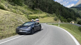 Mehrere Brüche: Ein 56-Jähriger Velofahrer kollidiert mit einem entgegenkommenden Auto, stürzt und zieht sich mehrere Brüche zu. 