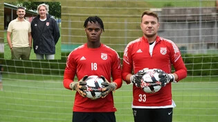 Neue Gesichter beim FC Weesen: Die Torhüter Richmond Hockman (2. von rechts) und Elvedin Jakupovic sind zwei der zahlreichen Zuzüge, Nazim Murati (oben links, neben Präsident Hansjörg Gutknecht) ist der neue Sportchef.