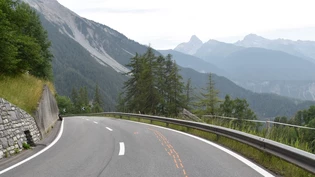 Unfallort: Der 18-Jährige stürzt in einer Linkskurve und prallt in die Leitplanke auf der rechten Seite.