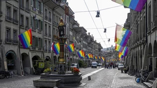 Für die Eurogames hängen in der Berner Altstadt Regenbogenfahnen.