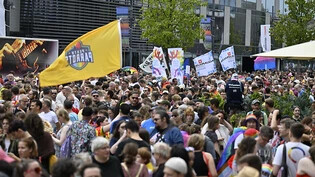 Mehrere tausend Personen ziehen vom Wankdorf im Pride-Umzug zum Bundesplatz in Bern.