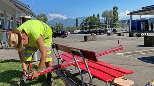 Bei der Arbeit trotz Hitze: Ein Schmerkner Werkdienstarbeiter repariert eine Sitzbank. 