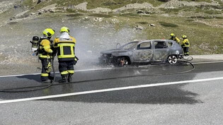 In Flammen: Die Feuerwehren aus Poschiavo und Pontresina hatten den Fahrzeugbrand auf dem Bernina Hospiz rasch unter Kontrolle.