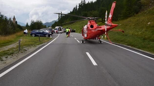 Die Unfallstelle an der Hauptstrasse bei Sils Baselgia, wo der Töfffahrer schwer verletzt wurde.