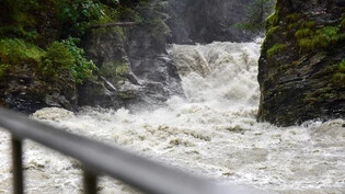Wassermassen: Die Niederschläge lassen am Montagmittag die Bündner Bäche und Flüsse weiter ansteigen. Hier der Hinterrhein bei der Punt da Suransuns in der Viamala.