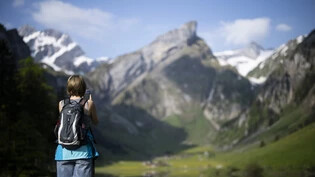 Blick auf die Natur: Wandern steht bei vielen Schweizerinnen und Schweizern hoch im Kurs.