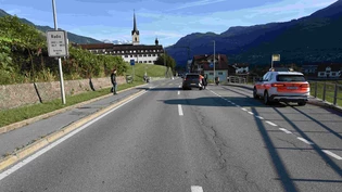 Auffahrunfall: Der Töffahrer bemerkt das bremsende Auto zu spät und fährt auf.  