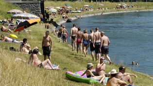 Beliebter Freizeitort: Badegäste erholen sich an der Linth in Uznach. 