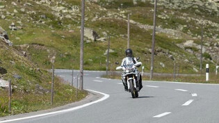 Beliebte Strecke: Eine Motorradfahrerin ist auf der Flüelapassstrasse unterwegs. 