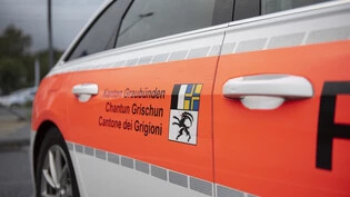 Ungeklärte Fragen: Wie genau es am Montagabend zum Selbstunfall bei Schluein gekommen ist, wird laut der Kantonspolizei Graubünden abgeklärt.