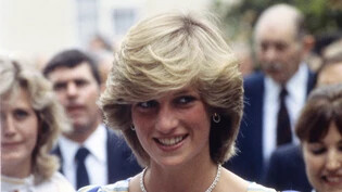 Prinzessin Diana im Jahr 1993. Nun ist ein roter Wollpullover für über eine Million Franken versteigert worden, den sie 1981 getragen hatte. (Archiv)