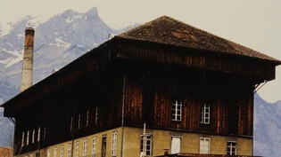 So sah das einst aus: Hier steht der Hänggiturm noch an seinem ursprünglichen Standort auf dem Areal der Teppichfabrik Forbo Alpina AG. 