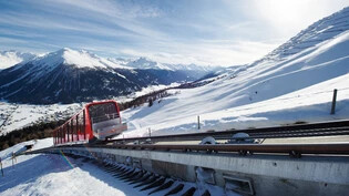 Die Parsenn-Zubringerbahn: Von Davos Dorf aus führt eine aus zwei Sektionen bestehende Standseilbahn ins Parsenngebiet.