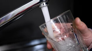 Das Trinkwasser in den Tessiner Gemeinden Preonzo und Moleno darf bis auf Weiteres nicht konsumiert werden. Die Behörden haben in der Nacht auf Samstag über Alertswiss eine entsprechende Warnung herausgegeben. (Symbolbild)