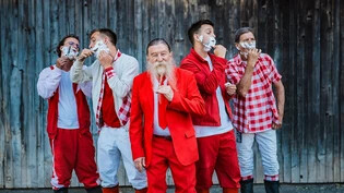Musik im Blut: Hassler und seine Söhne spielen mit der Band «Stubete Gäng»  auf den grossen Bühnen in der Schweiz und über den Landesgrenzen hinaus. 